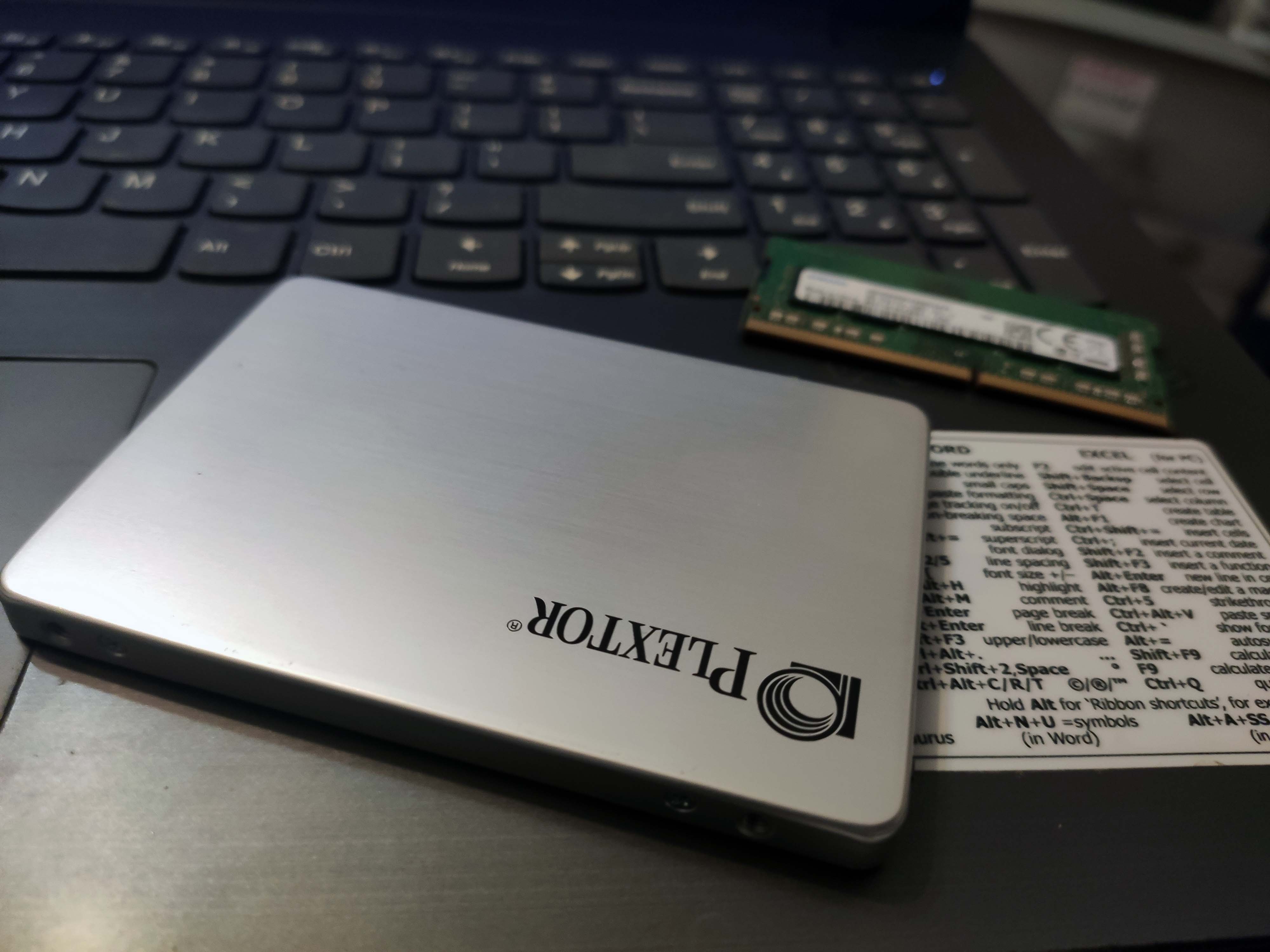 Wyciągnięty dysk SSD 128GB w aluminiowym etui